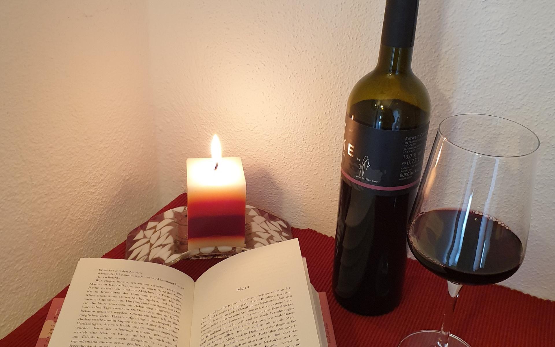 Buch mit einem Glas Wein und einer Weinflasch