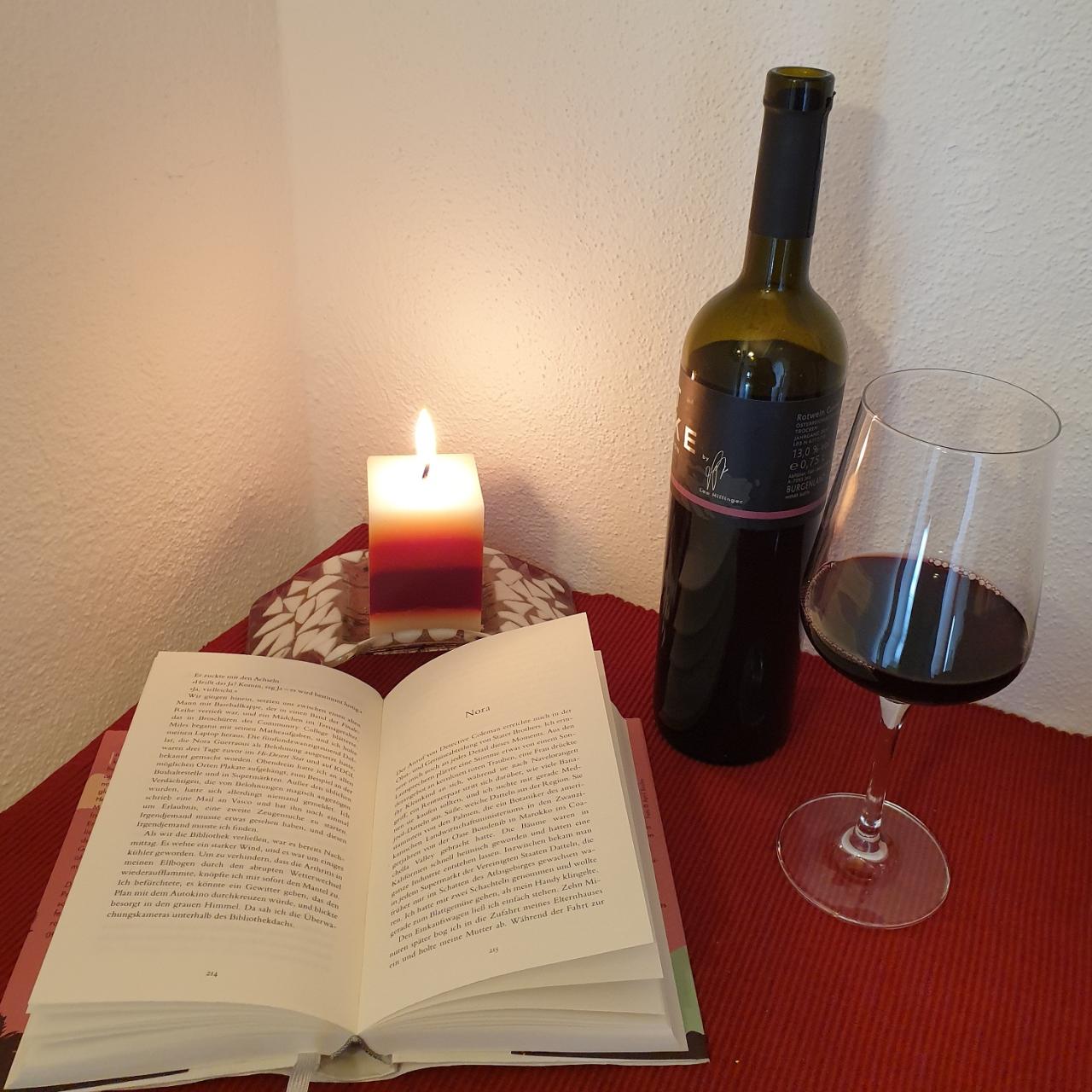 Buch mit einem Glas Wein und einer Weinflasch