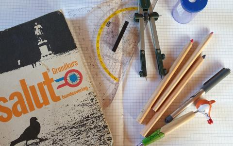 Zirkel, Stifte, Französisch Buch zeigen den Schulbeginn