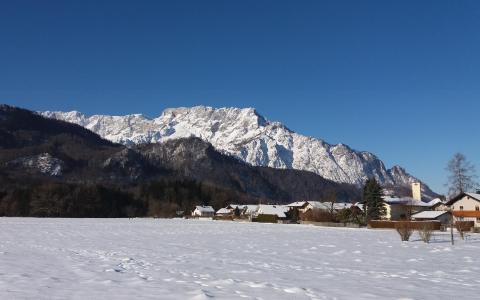 Winterlandschaft mit Blick auf den Untersberg